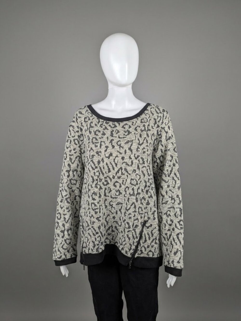 Onque Gray leopard print sweater